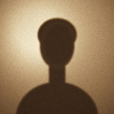 Portrait illustré stylisé, silhouette sur fond sépia
