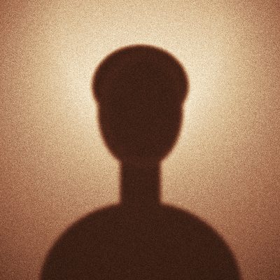 Portrait illustré stylisé, silhouette sur fond rouge passé
